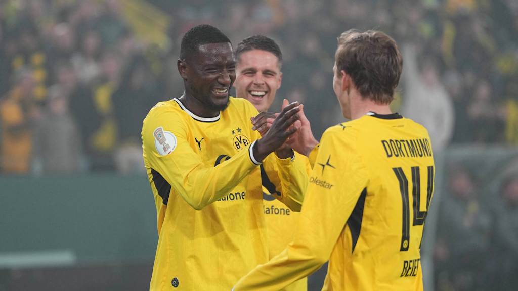 Serhou Guirassy und Maxi Beier schlagen nach einem BVB-Tor ein