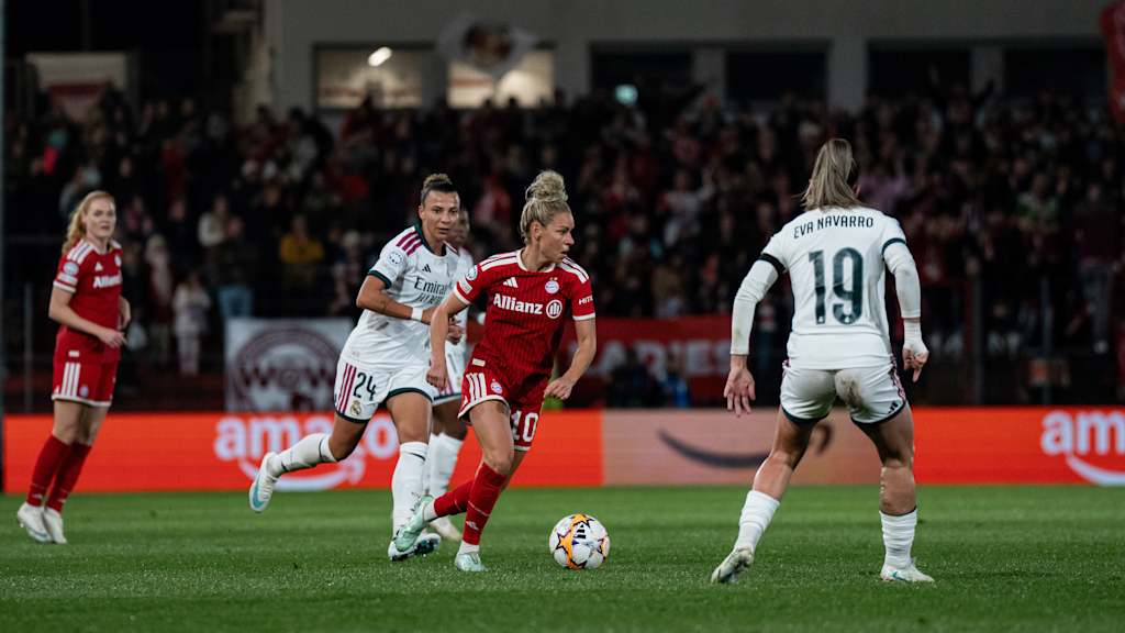 Linda Dallmann führt den Ball im Duell mit Real Madrid.