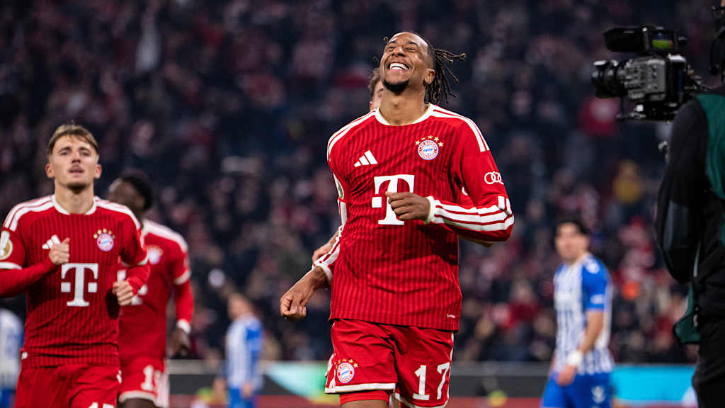 Michael Olse jubelt breit grinsend nach dem 3:1 im DFB-Pokalspiel des FC Bayern gegen den 1. FC Magdeburg
