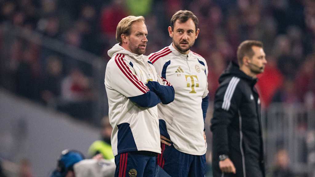 Aaron Danks und Rene Maric aus dem Trainerteam des FC Bayern stehen am Spielfeldrand