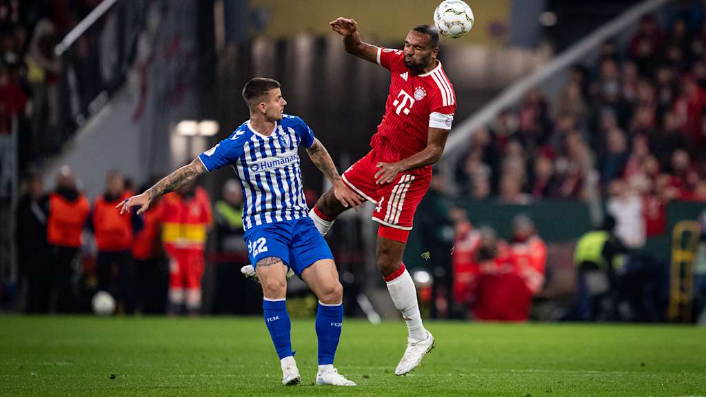 Jonathan Tah geht zum Kopfball hoch im DFB-Pokalspiel des FC Bayern gegen den 1. FC Magdeburg