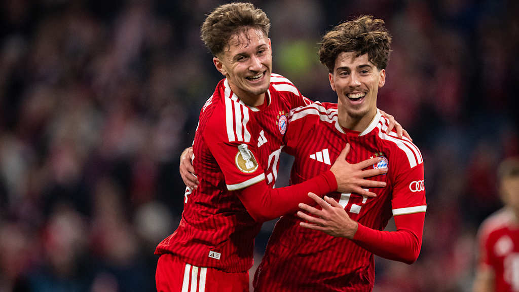 Tim Binder und David Santos jubeln nach dem 6:1 im DFB-Pokalspiel des FC Bayern gegen den 1. FC Magdeburg
