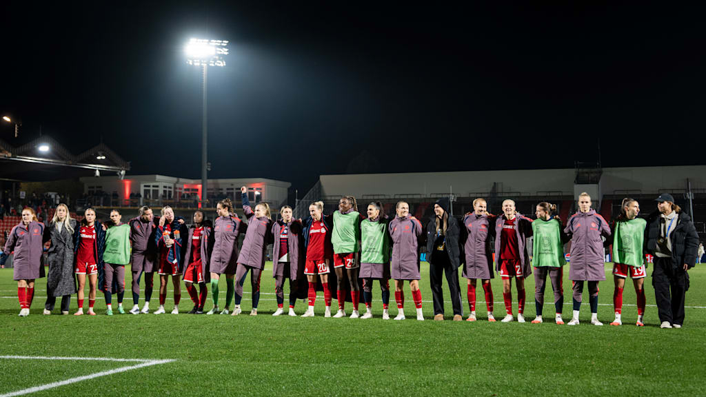 Die Mannschaft nach dem Spiel vor der Kurve.