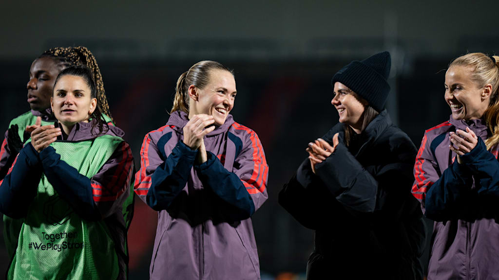 Damnjanovic, Eriksso, Zadrazil und Viggosdottir klatschen und lachen nach dem Spiel.