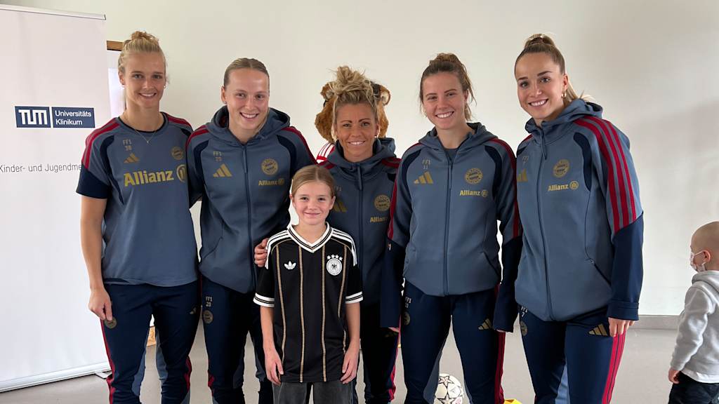 Anna Klink, Franzi Kett, Linda Dallmann, Sarah Mattner und Giulia Gwinn beim Besuch der Kinderklink in Schwabing.