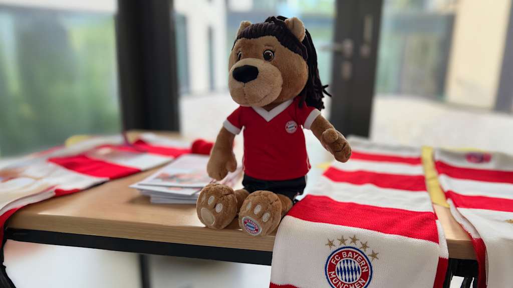 Die Geschenke der FC Bayern Frauen an die Kinderklinik Schwabing.