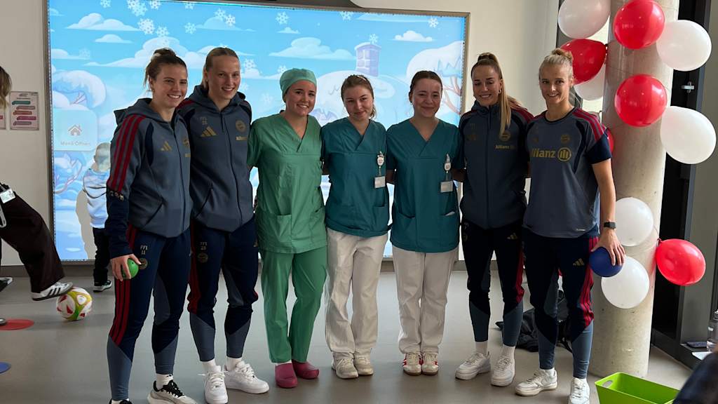 Die FC Bayern Frauen gemeinsam mit den Mitarbeiterinnen der Kinderklinik Schwabing.