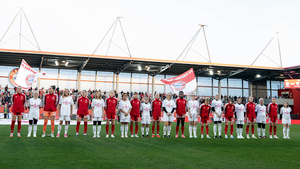 Startaufstellung der FC Bayern Frauen vor einem Bundesliga-Spiel gemeinsam mit von Brustkrebs betroffenen Frauen