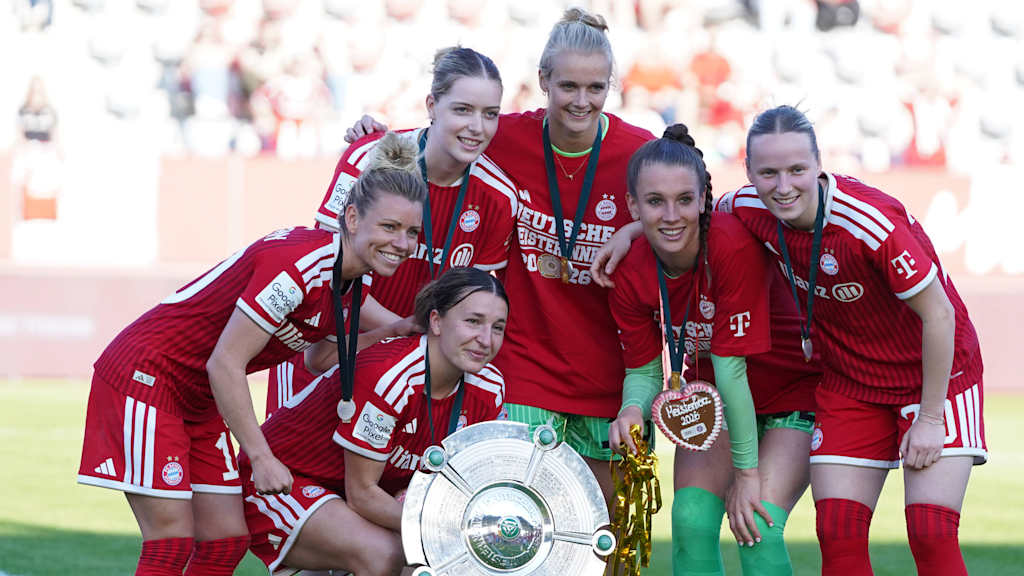 DIe FC Bayern Frauen bejubeln den Gewinn der Deutschen Meisterschaft 2026.