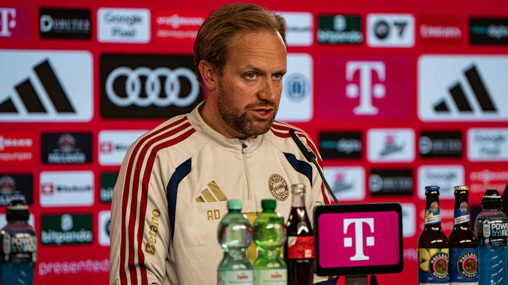 Aaron Danks spricht auf der Pressekonferenz des FC Bayern vor dem Spiel gegen Dortmund