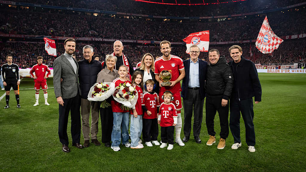 Ehrung für Harry Kane zum Ballon d'Or mit Familie und Bayern-Verantwortlichen vor dem Bundesliga-Spiel des FC Bayern gegen Borussia Dortmund.