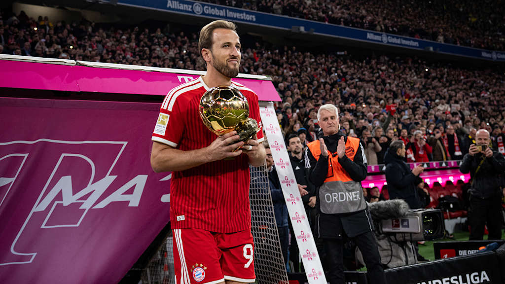 Harry Kane betritt den Rasen mit dem Ballon d'Or vor dem Bundesliga-Spiel des FC Bayern gegen Borussia Dortmund.