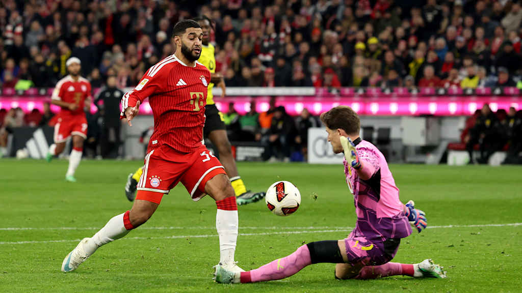 Ismael Saibari versucht den Ball an Gregor Kobel vorbeizulupfen im Bundesliga-Spiel des FC Bayern gegen Borussia Dortmund.