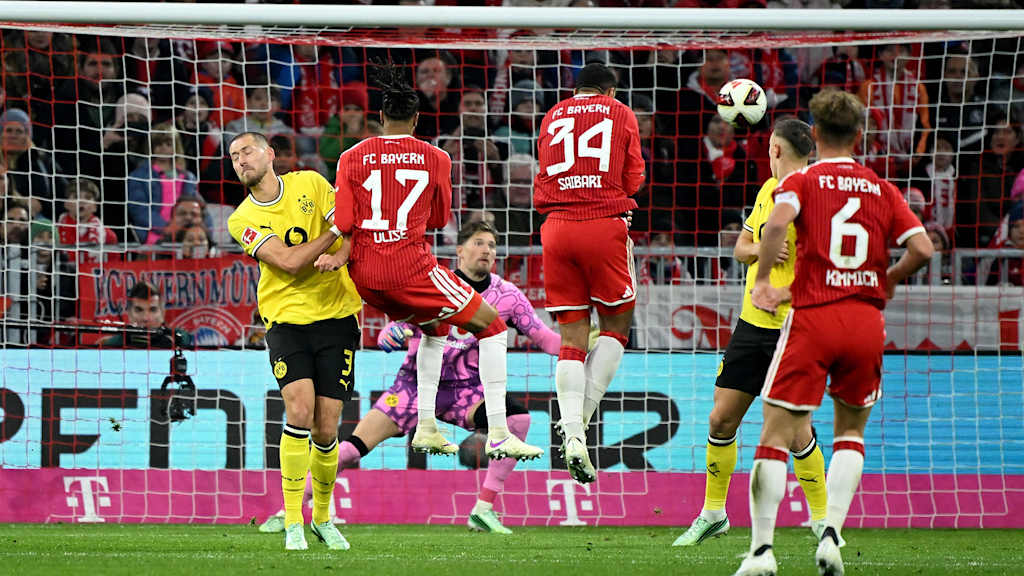 Michael Olise schießt auf das Tor im Bundesliga-Spiel des FC Bayern gegen Borussia Dortmund.