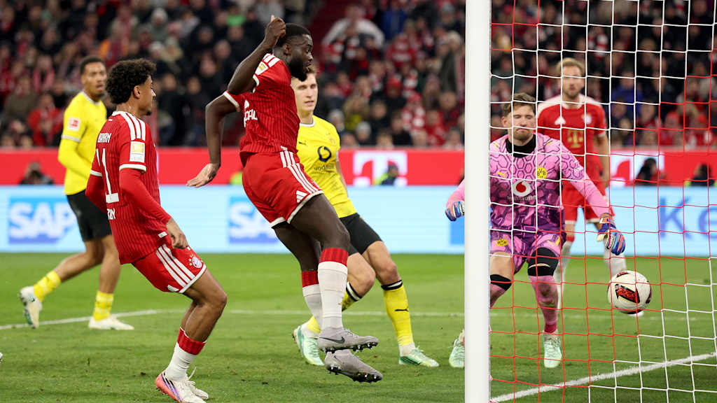 Dayot Upamecano drückt dem Ball zum 2:1 über die Linie im Bundesliga-Spiel des FC Bayern gegen Borussia Dortmund.