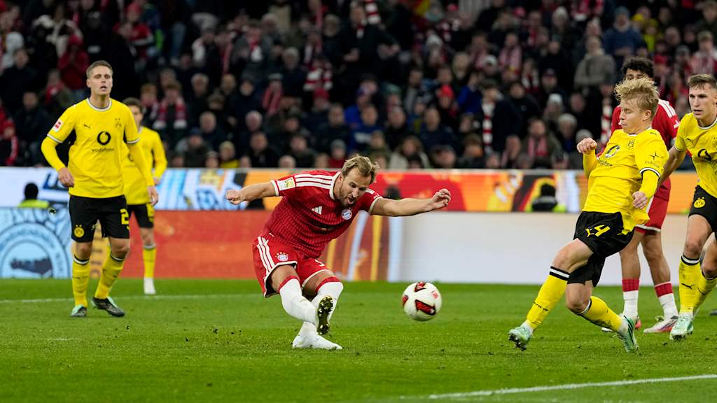 Harry Kane beim Torschuss im Bundesliga-Spiel des FC Bayern gegen Borussia Dortmund.
