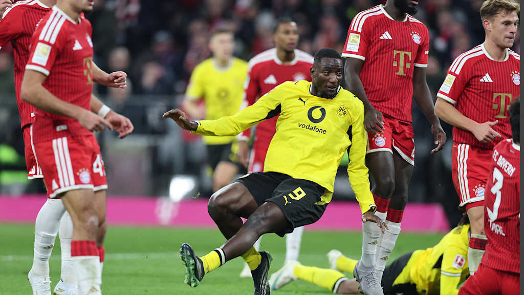 Serhou Guirass schaut seinem Schuss zum 1:1 nach im Bundesliga-Spiel des FC Bayern gegen Borussia Dortmund.