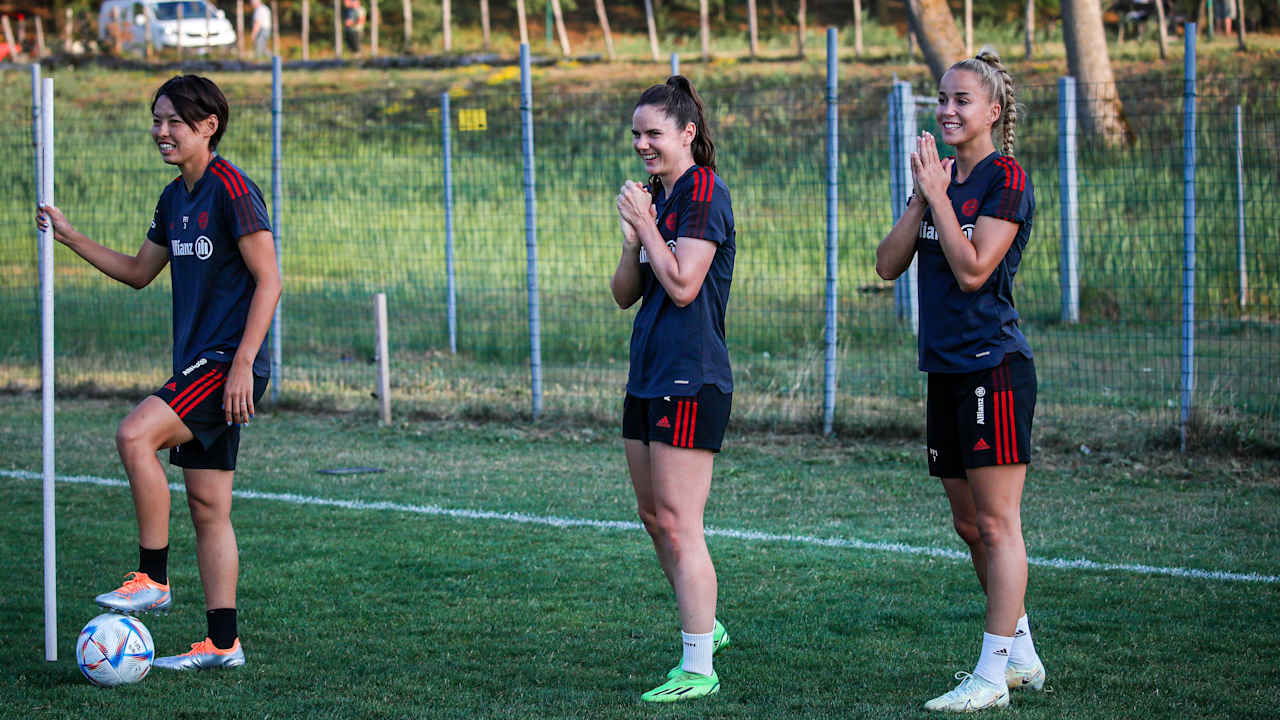 Saki Kumagai, Sarah Zadrazil und Giulia Gwinn im ersten Training in Italien.