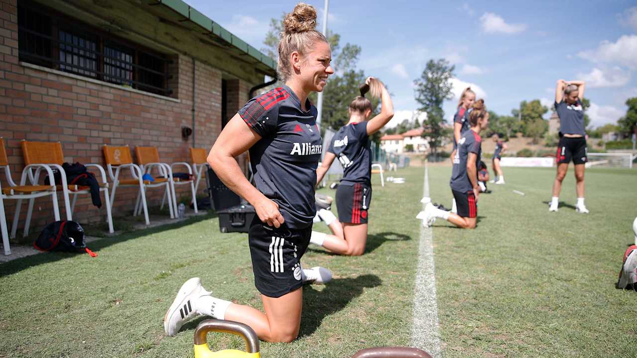 Linda Dallmann von den FC Bayern Frauen beim Training in Italien.