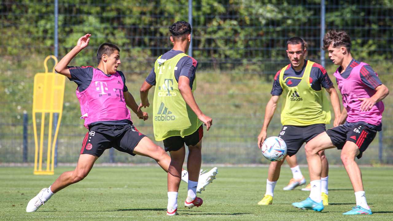 Die U19 des FC Bayern bereitet sich intensiv auf das Derby gegen 1860 München vor.