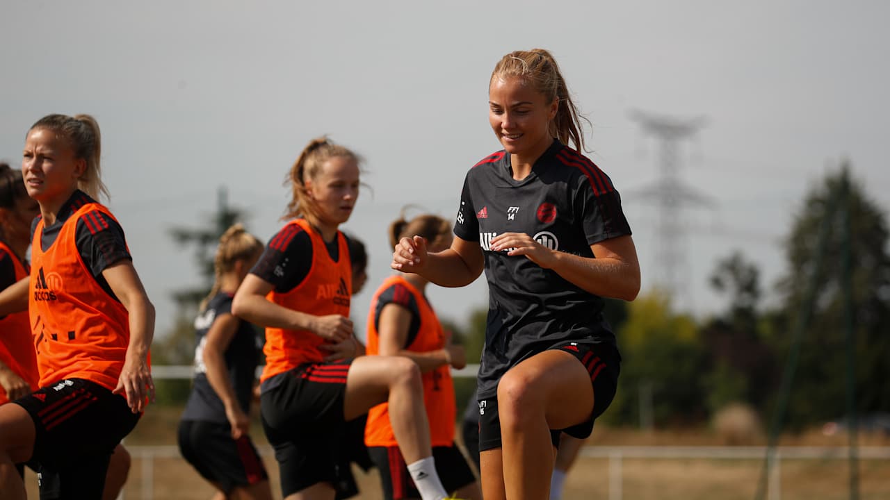 Glódís Perla Viggósdóttir beim Training der FC Bayern Frauen.