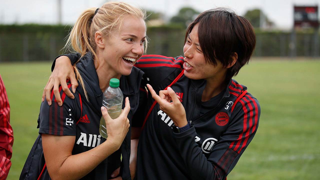 Glódís Perla Viggósdóttir und Saki Kumagai beim Training der FC Bayern Frauen.