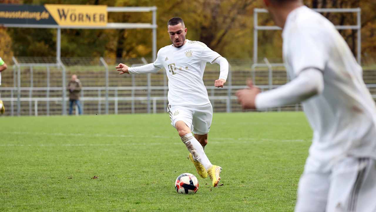 Arijon Ibrahimovic von der U19 des FC Bayern.
