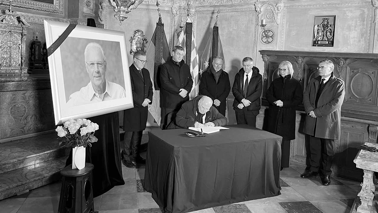 Uli Hoeneß schreibt in das Kondolenzbuch für Franz Beckenbauer in der Münchner Residenz.