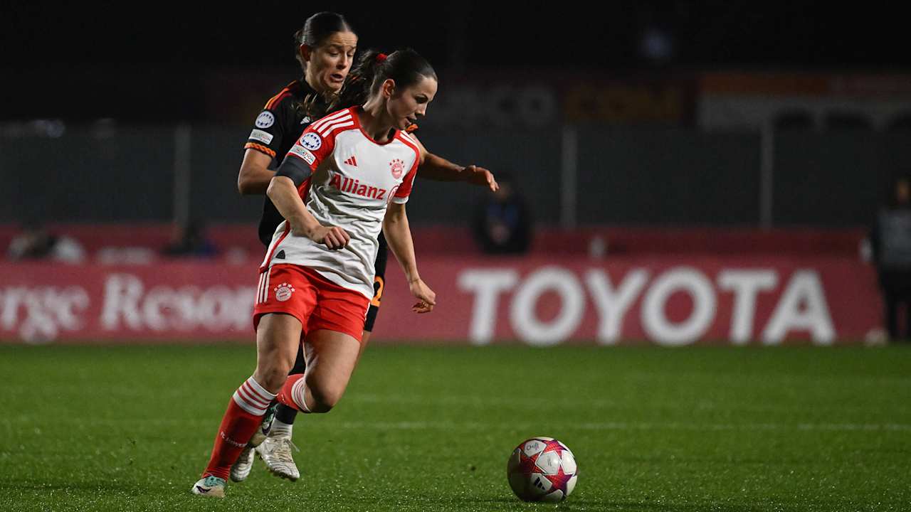Tuva Hansen von den FC Bayern Frauen im Zweikampf