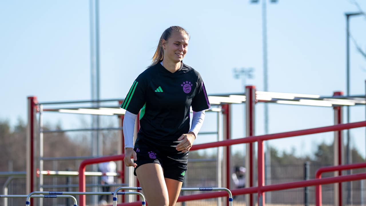 Klara Buehl von den FC Bayern Frauen vor dem Spiel gegen Paris