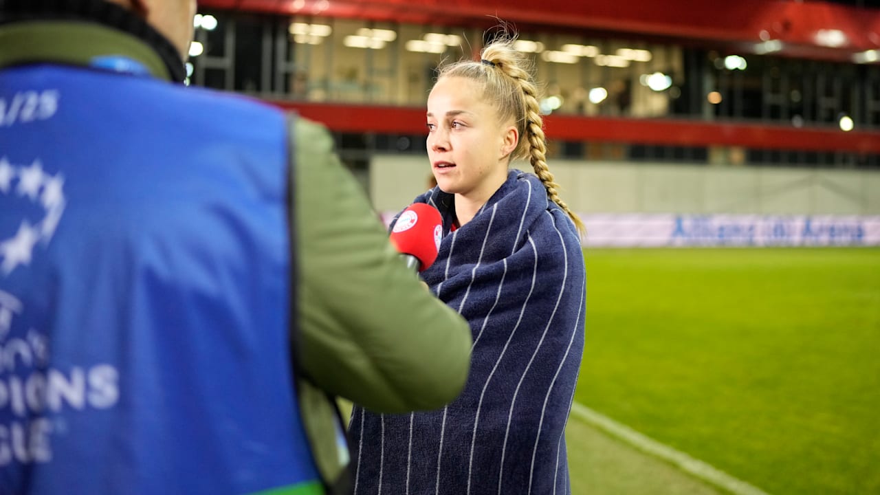 Giulia Gwinn von den FC Bayern Frauen nach dem Spiel gegen Paris Saint-Germain