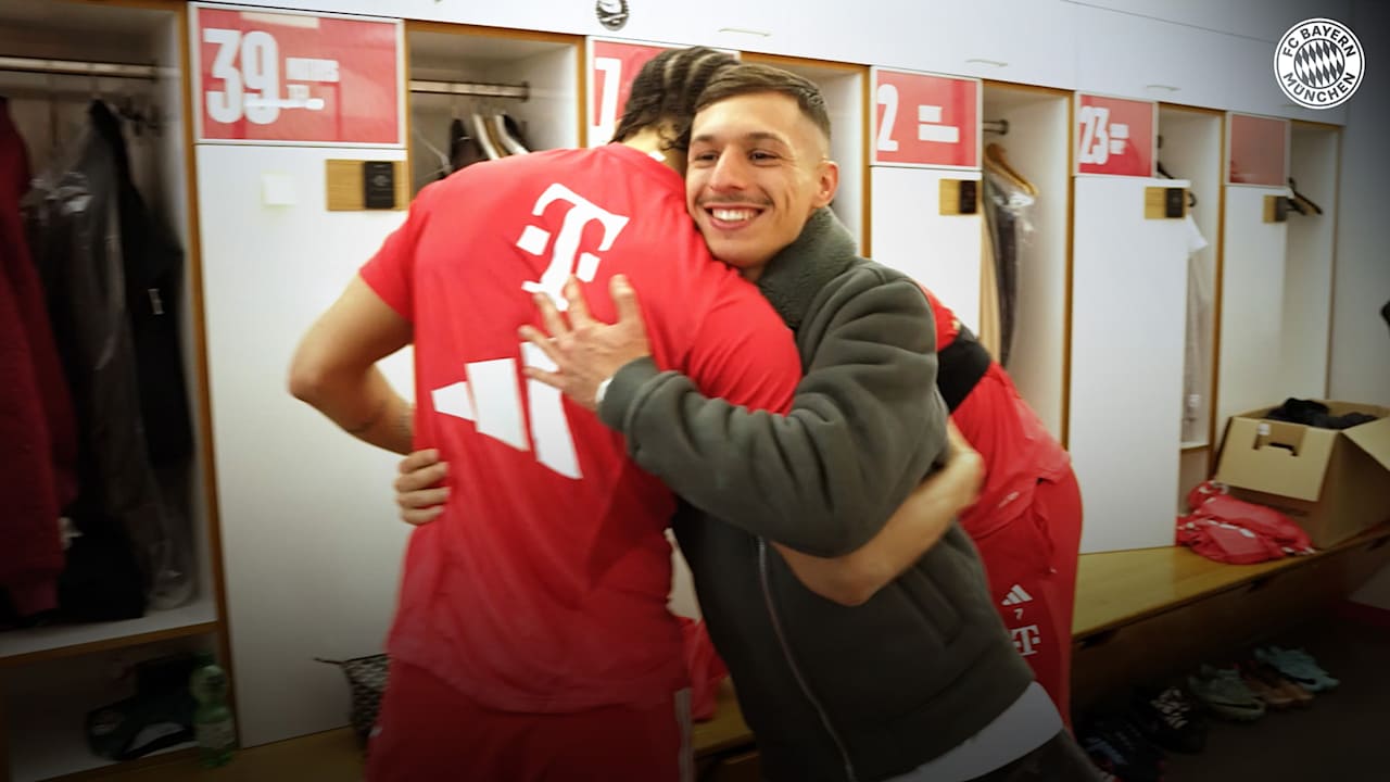 Bryan Zaragoza saluda a sus nuevos compañeros en el FC Bayern