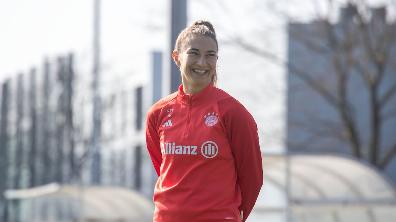 Katharina Naschenweng der FC Bayern Frauen vor Eintracht Frankfurt im Training