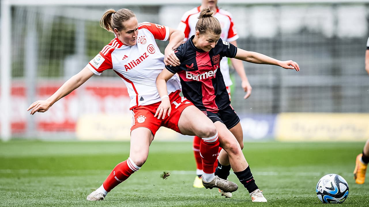 Sydney Lohmann, Zweikampf, FC Bayern Frauen bei Bayer 04 Leverkusen