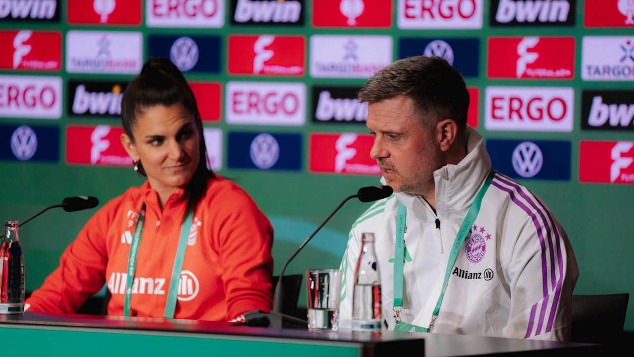 Pressetalk der FC Bayern Frauen vor dem Spiel in Wolfsburg