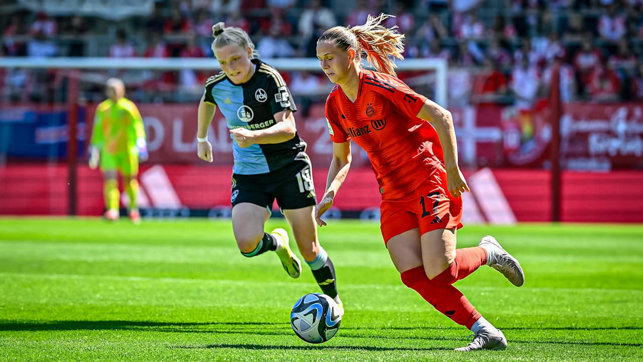 Klara Bühl, Zweikampf, FC Bayern Frauen zuhause gegen 1. FC Nürnberg