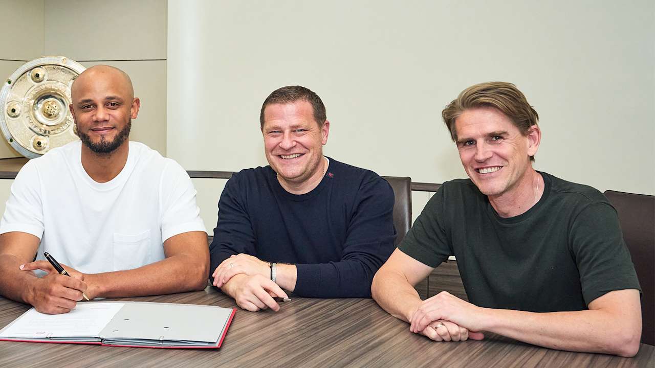 Vincent Kompany, Max Eberl und Christoph Freund bei der Vertragsunterschrift