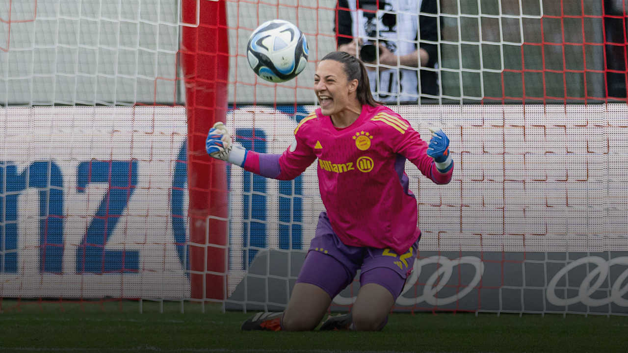 Mala Grohs im Tor der FC Bayern Frauen