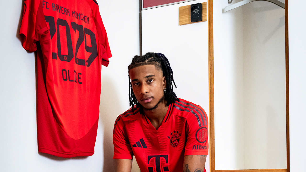 Michael Olise in der Kabine des FC Bayern