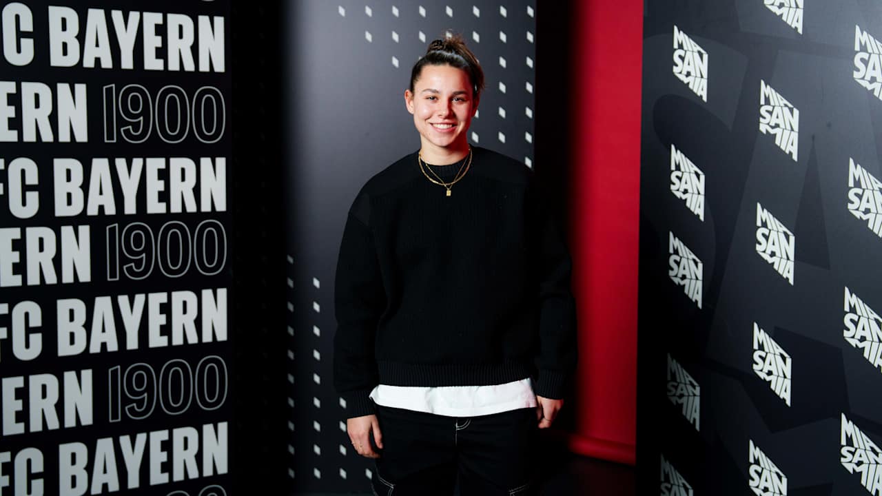 Lena Oberdorf am Tag der Vertragsunterzeichnung bei den FC Bayern Frauen