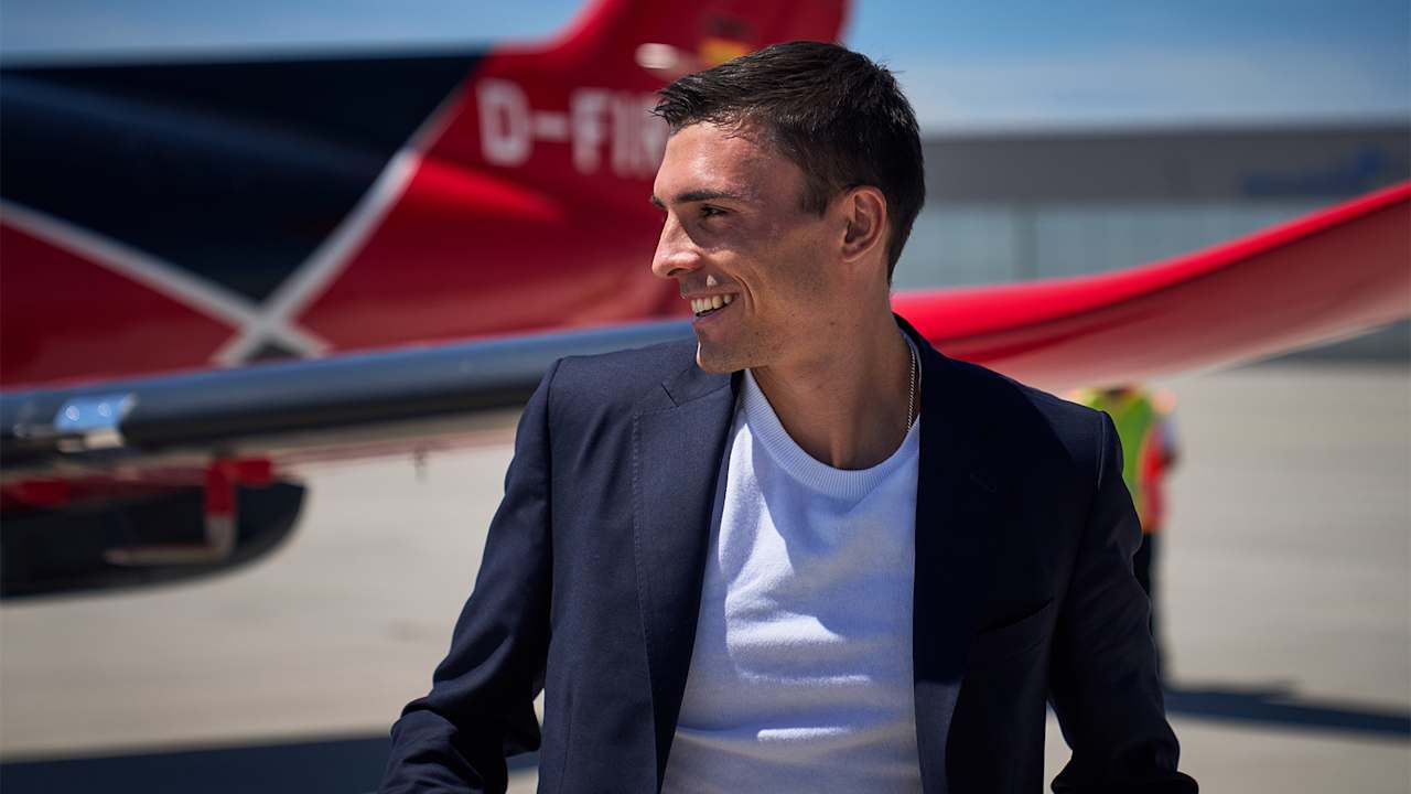 Joao Palinha steigt aus einem Flugzeug aus