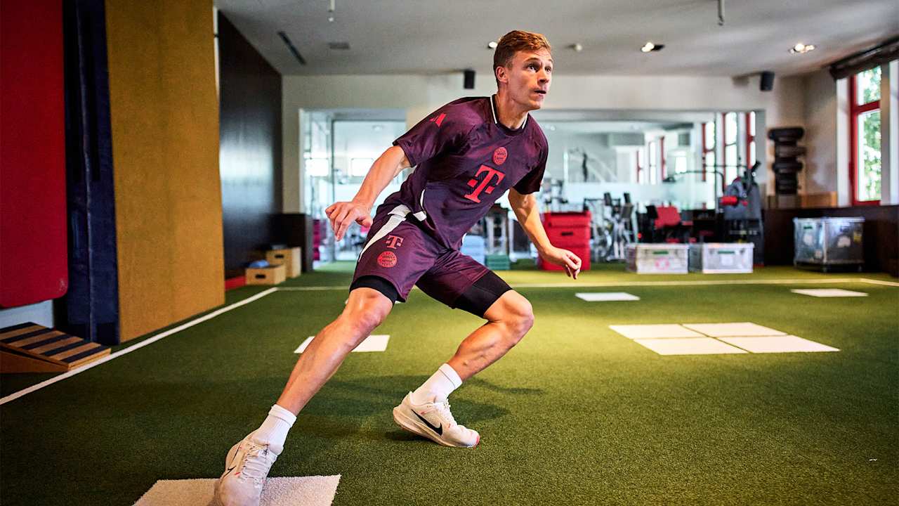Joshua Kimmich completes an exercise for the FC Bayern performance diagnostics