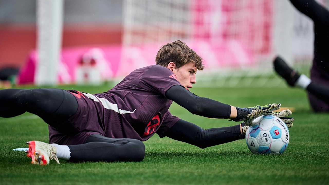 FC Bayern Campus player Max Schmitt in training