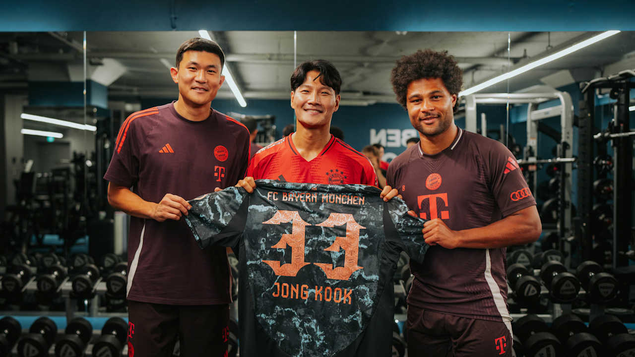 Minjae Kim and Serge Gnabry pose with Kim Jong Kook.