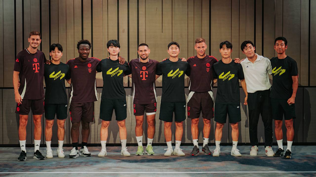 Joshua Kimmich, Josip Stanišić, Raphaël Guerreiro und Nestory Irankunda mit einem südkoreanischen Legendenteam
