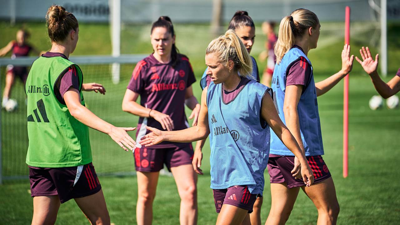Linda Dallmann und ihre Mitspielerinnen vom FC Bayern im Trainingslager