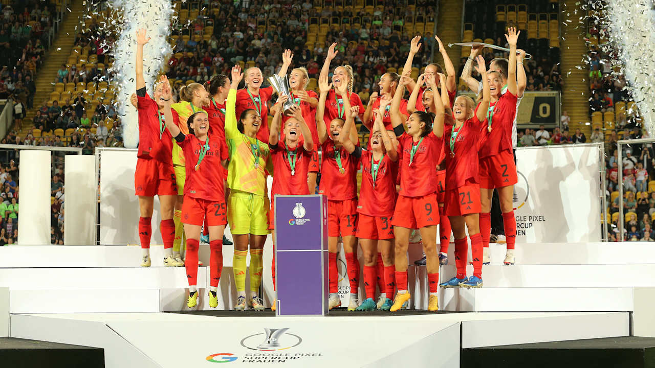 Die FC Bayern Frauen bejubeln den Supercupsieg 2024 in Dresden.