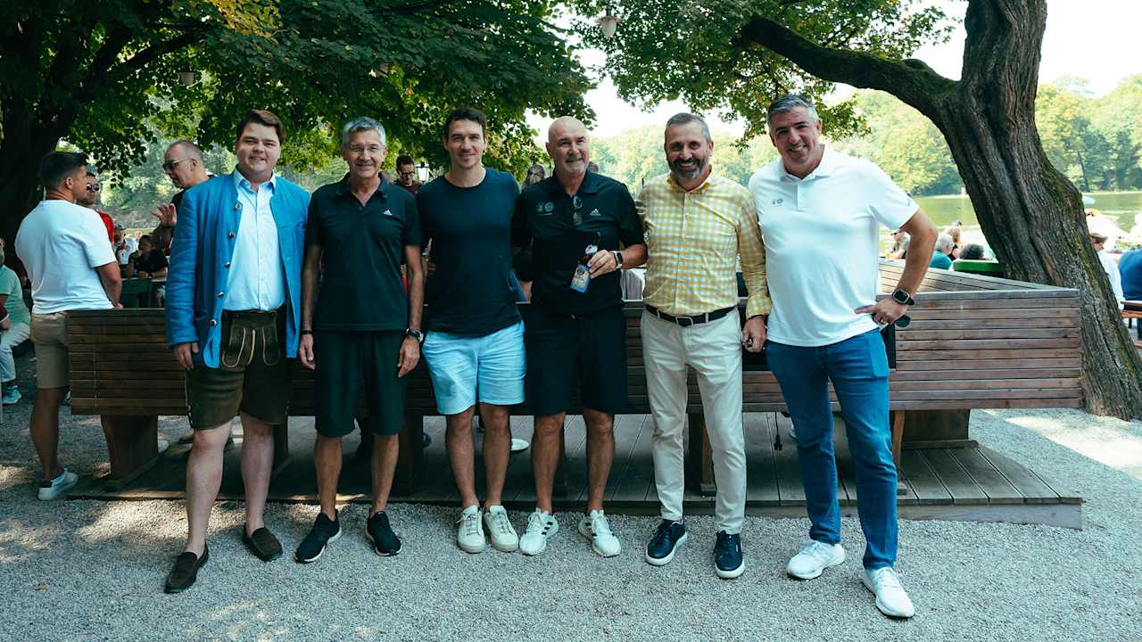 FC Bayern president Herbert Hainer (2nd l.), Felix Neureuther (3rd l.) and club legends Raimond Aumann (3rd r.) and Roy Makkay (r.) take a break at the Seehaus beer garden.