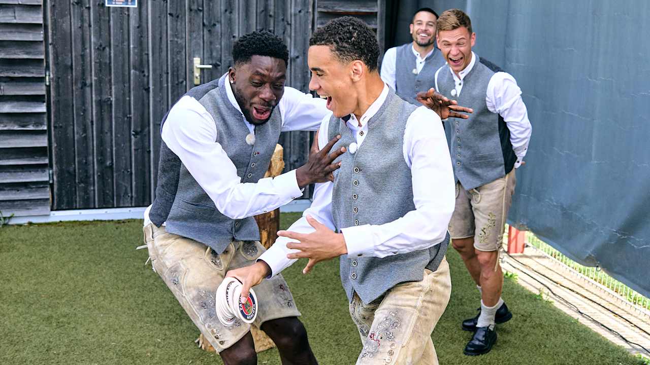 Jamal Musiala, Alphonso Davies, Joshua Kimmich und Raphaël Guerreiro vom FC Bayern stellen sich der Paulaner Bayern Challenge.