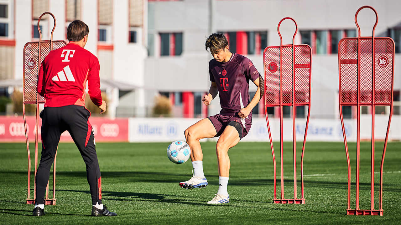 FC Bayern's Hiroki Ito training with the ball on the training pitch at Säbener Straße.